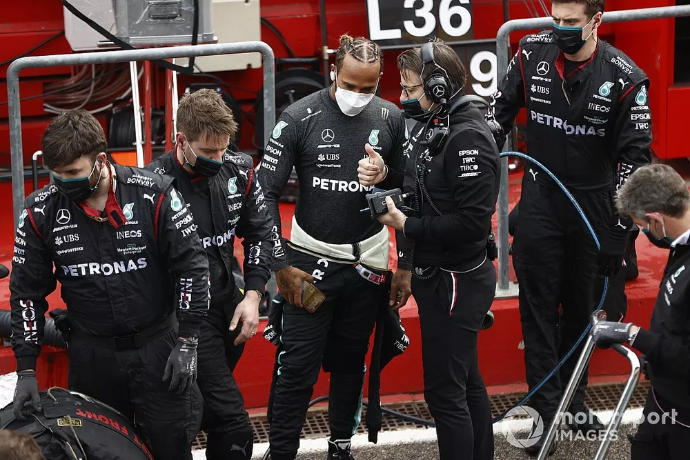 Lewis Hamilton, Mercedes, with an engineer