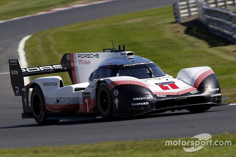 Nick Tandy sfiora il record di Brands Hatch-Indy sulla Porsche 919 Evo durante una esibizione