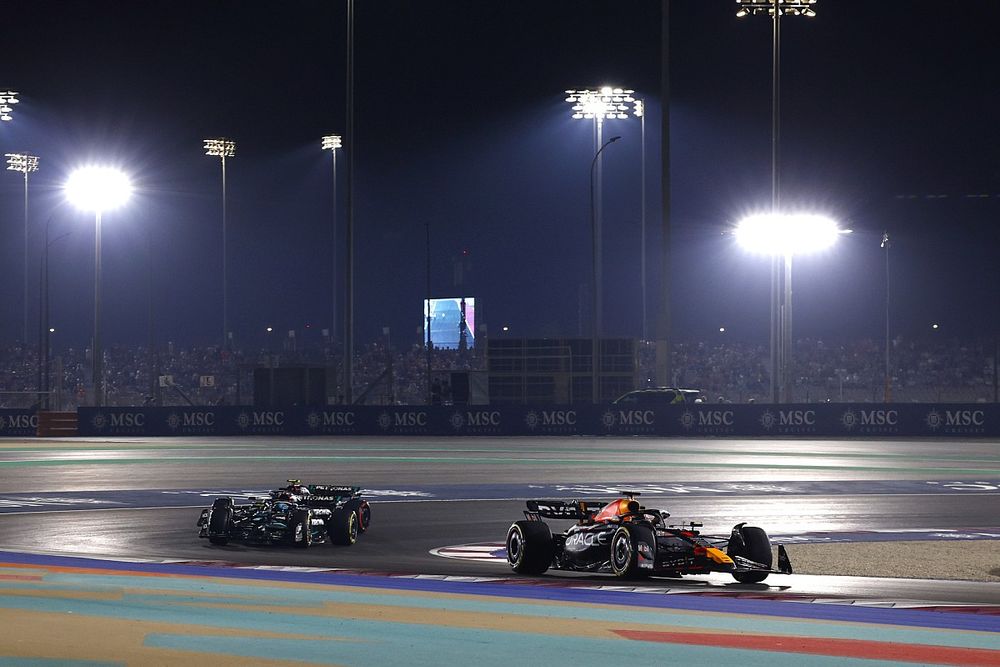 Max Verstappen, Red Bull Racing RB19, George Russell, Mercedes F1 W14