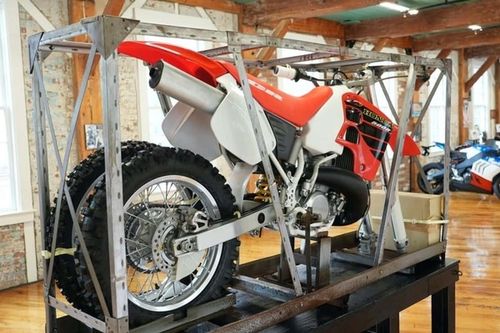 Esta Honda CR500R de 2001, nunca vendida, ha superado los 70.000 euros