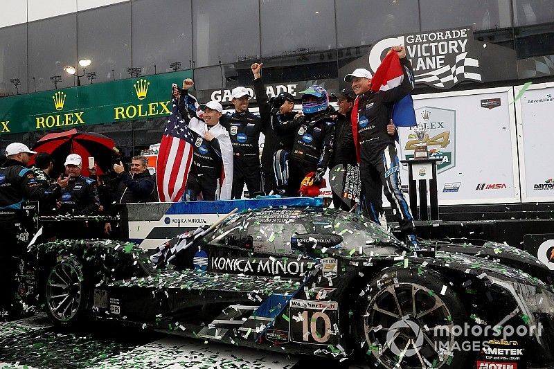 Los ganadores de las 24 Horas de Daytona 2019 #10 Wayne Taylor Racing Cadillac DPi: Renger Van Der Zande, Jordan Taylor, Fernando Alonso, Kamui Kobayashi