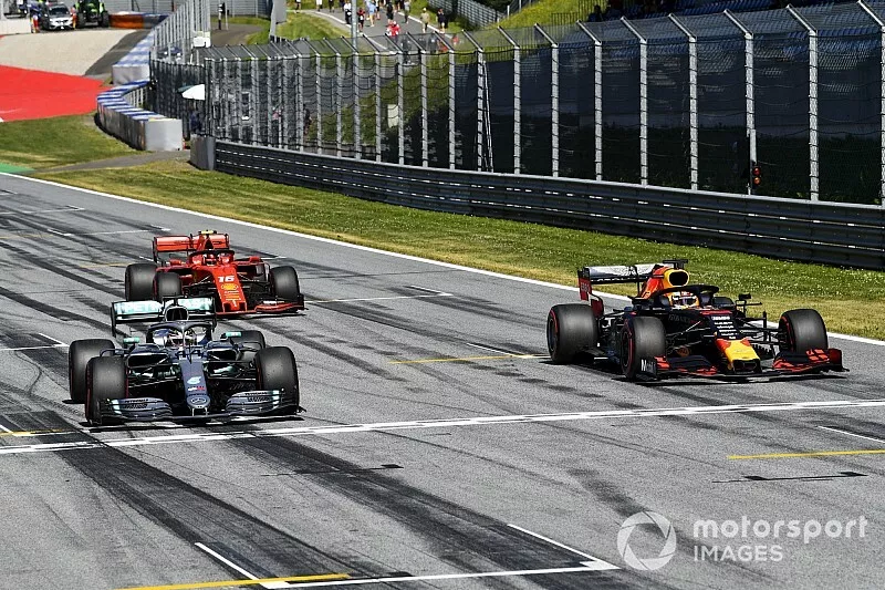 İlk 3 Charles Leclerc, Ferrari SF90, Lewis Hamilton, Mercedes AMG F1 W10, ve Max Verstappen, Red Bull Racing RB15