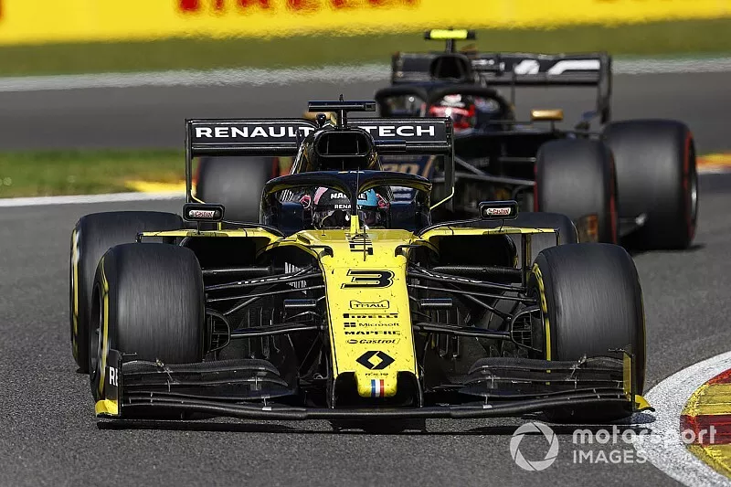Daniel Ricciardo, Renault F1 Team R.S.19, Kevin Magnussen, Haas F1 Team VF-19