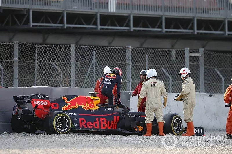 Pierre Gasly, Red Bull Racing RB15, dans les graviers après sa sortie de piste