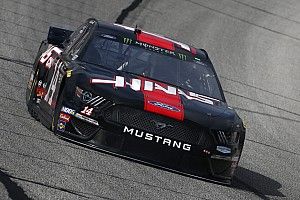 Clint Bowyer lider&oacute; la pr&aacute;ctica final de NASCAR y Kyle Busch arrancar&aacute; desde atr&aacute;s en Atlanta