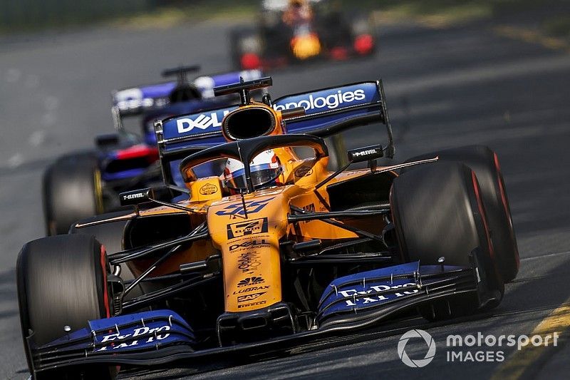 Carlos Sainz Jr., McLaren MCL34, leads Daniil Kvyat, Toro Rosso STR14
