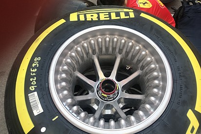 Mindkettő bordázott, mégis jelentős eltérés van a Ferrari és a Mercedes felnije között