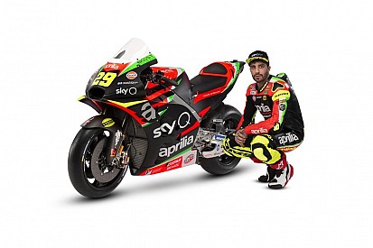 L'Aprilia "fonde" le sue ultime livree sulla RS-GP: torna il nero, ma resta anche il tricolore