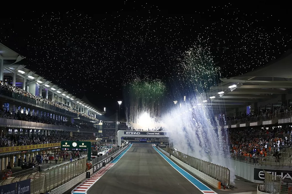 Los fuegos artificiales iluminan el cielo mientras se decide el campeón