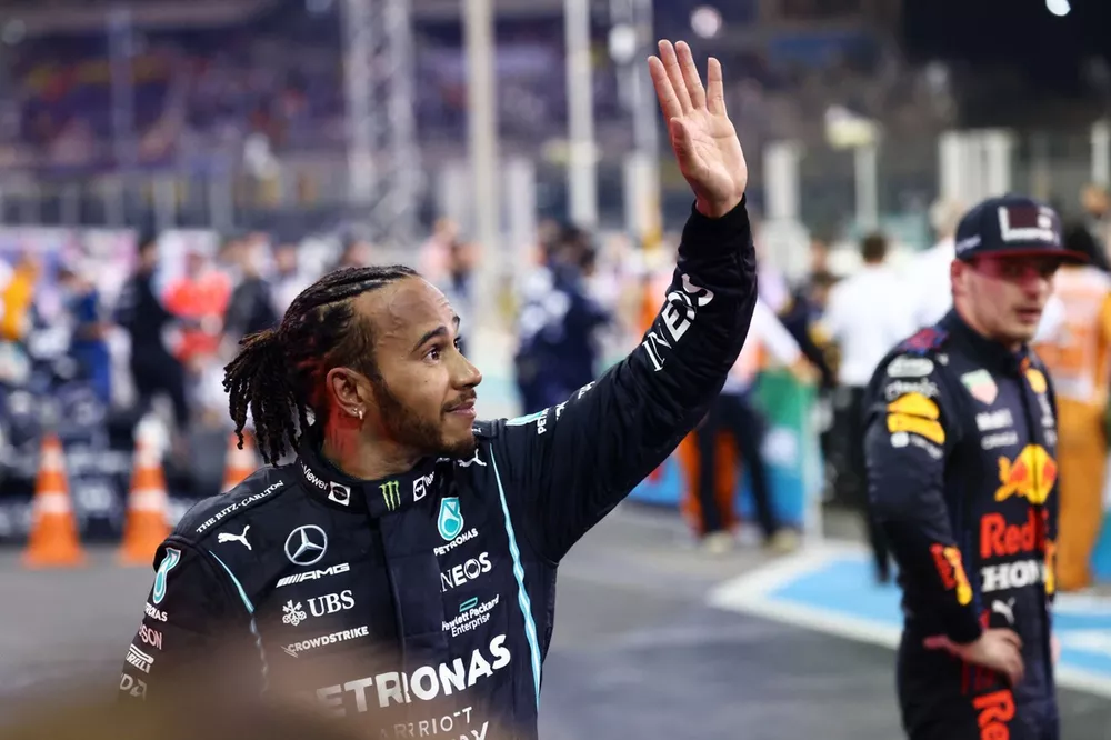 Lewis Hamilton, Mercedes, 2&ordf; posici&oacute;n, saluda a los aficionados desde el Parc Ferme