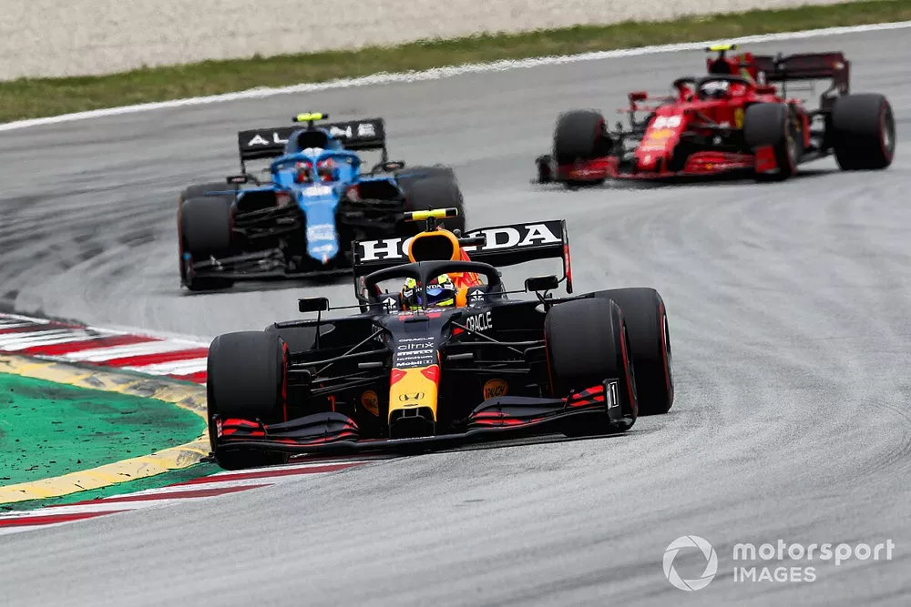 Sergio Perez, Red Bull Racing RB16B , Esteban Ocon, Alpine A521, and Carlos Sainz Jr., Ferrari SF21