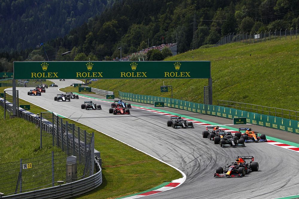 Max Verstappen, Red Bull Racing RB16B, Lewis Hamilton, Mercedes W12, Sergio P&eacute;rez, Red Bull Racing RB16B, Lando Norris, McLaren MCL35M, Valtteri Bottas, Mercedes W12, y el resto del pelot&oacute;n en la primera vuelta