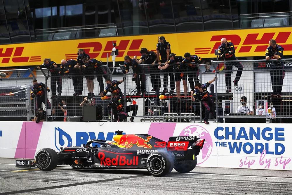 Max Verstappen, Red Bull Racing RB16B komt over de finish