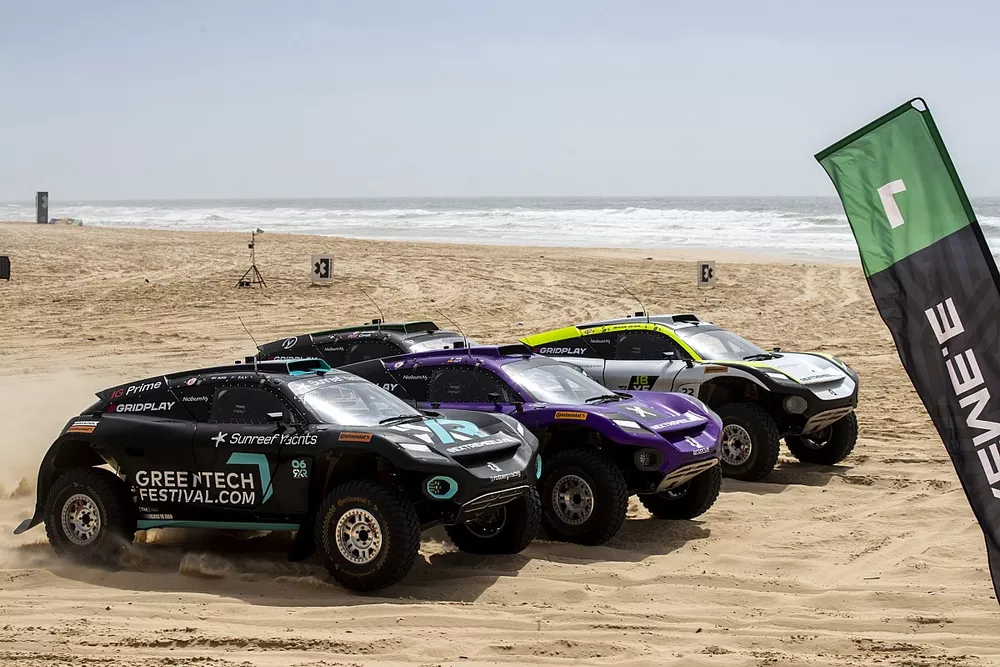 Molly Taylor, Johan Kristoffersson, Rosberg X Racing, Cristina Gutierrez, Sebastien Loeb, X44, Jamie Chadwick, Stephane Sarrazin, Veloce Racing, and Mikaela Ahlin-Kottulinsky, Kevin Hansen, JBXE Extreme-E Team, start the race from the start zone