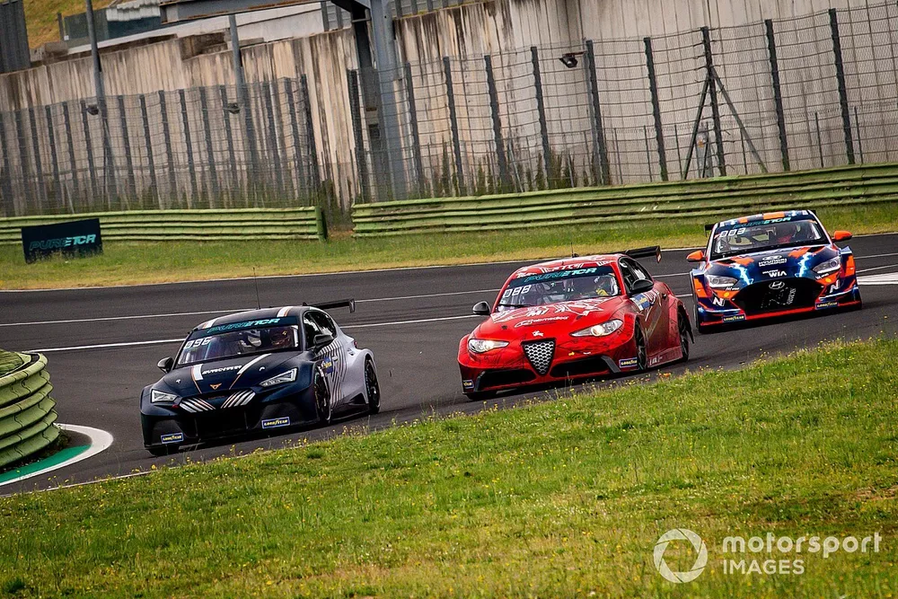 Mikel Azcona, Zengo Motorsport Cupra, leading