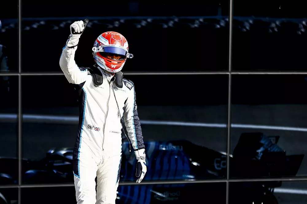 George Russell, Williams, zwaait naar de fans