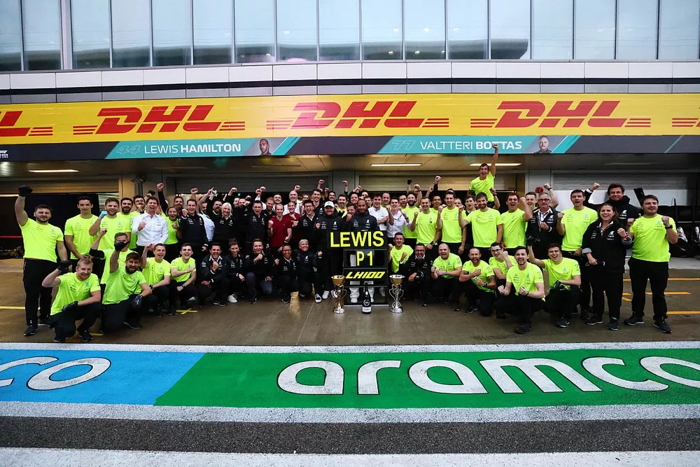 Valtteri Bottas, Mercedes, el ganador Lewis Hamilton, Mercedes, y el equipo Mercedes celebran las 100 victorias de Hamilton en F1