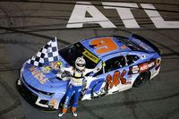 NASCAR Atlanta: Chase Elliott gana en casa, Su&aacute;rez envuelto en accidente