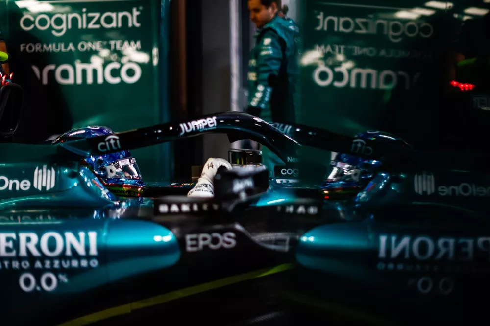 Fernando Alonso, Aston Martin AMR23, dans son stand