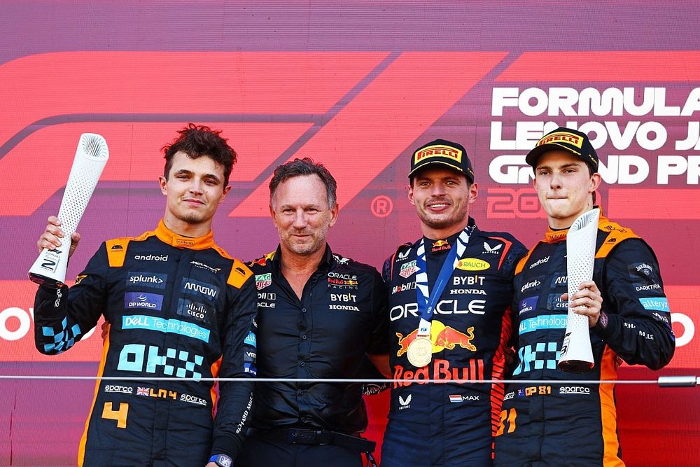 Podio: ganador Max Verstappen, Red Bull Racing, segundo lugar Lando Norris, McLaren, tercer lugar Oscar Piastri, McLaren, Christian Horner Director Red Bull Racing