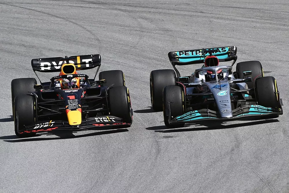 Max Verstappen, Red Bull Racing RB18, se bat avec George Russell, Mercedes W13