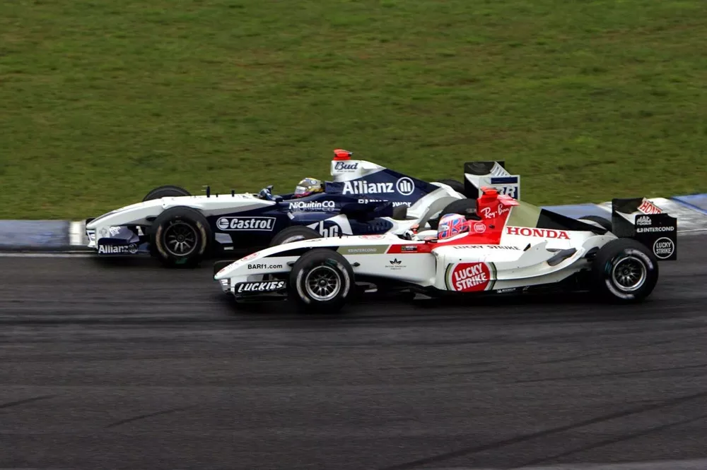 Juan Pablo Montoya, Williams BMW FW26 and Jenson Button, BAR Honda 006 battle for position