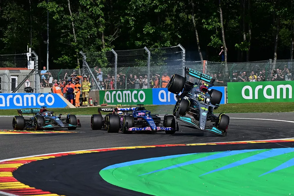 Carlos Sainz, Ferrari F1-75, as Lewis Hamilton, Mercedes W13, Fernando Alonso, Alpine A522, make contact