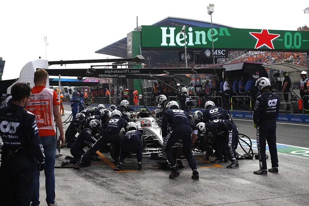 Yuki Tsunoda, AlphaTauri AT03, in de pits