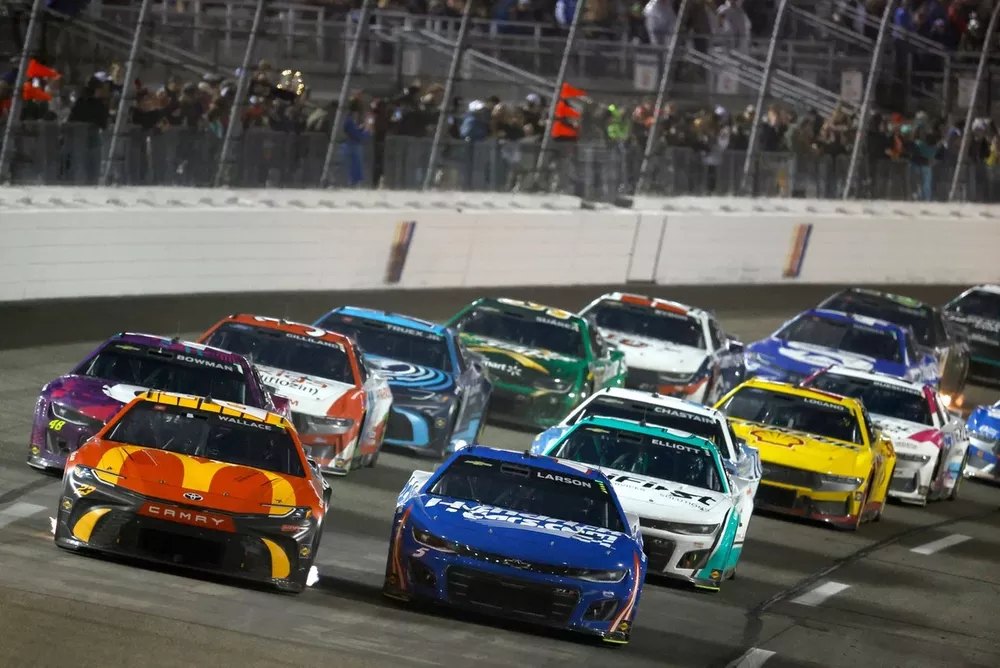 Bubba Wallace, 23XI Racing, McDonald's Toyota Camry, Kyle Larson, Hendrick Motorsports, HendrickCars.com Chevrolet Camaro