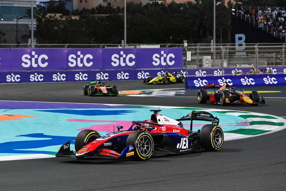 Richard Verschoor, Trident leads Isack Hadjar, Campos Racing