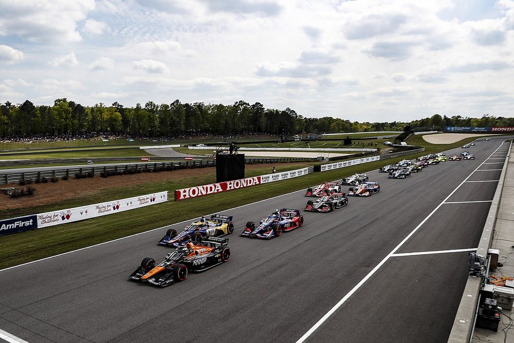 Salida: Patricio O'Ward, Arrow McLaren SP Chevrolet, Alexander Rossi, Andretti Autosport Honda, Alex Palou, Chip Ganassi Racing Honda, Will Power, Team Penske Chevrolet