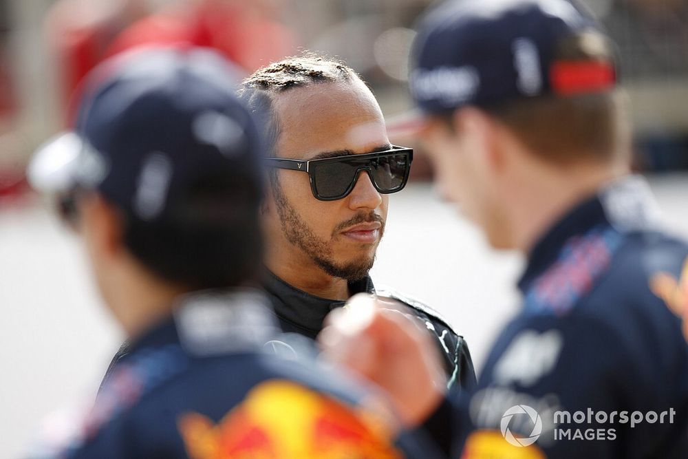 Lewis Hamilton, Mercedes speaks to Max Verstappen, Red Bull Racing and Sergio Perez, Red Bull Racing 