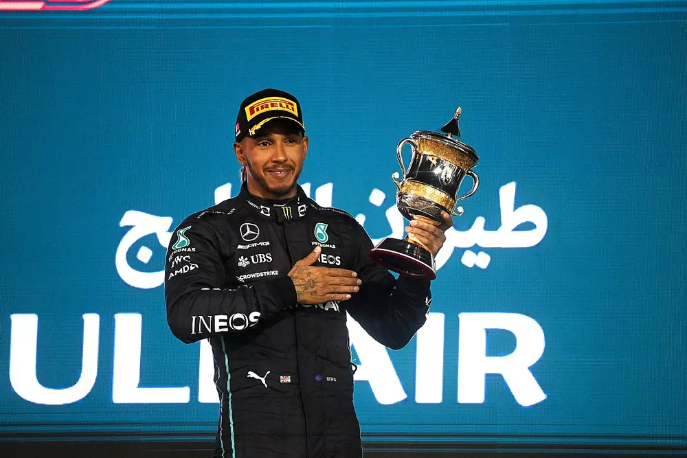 Lewis Hamilton, Mercedes-AMG, 3de plaats, met zijn trofee