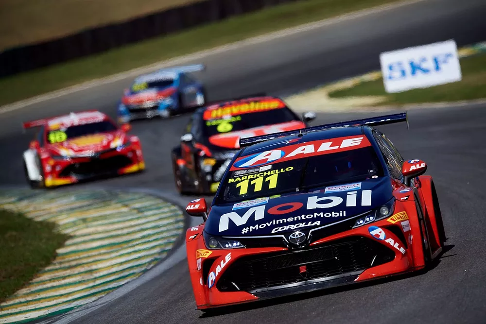 Rubens Barrichello lidera pelot&atilde;o em Interlagos