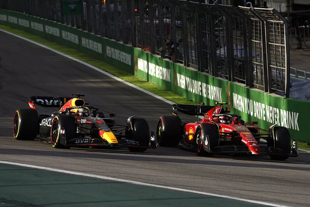 Carlos Sainz, Ferrari F1-75, vecht met Max Verstappen, Red Bull Racing RB18