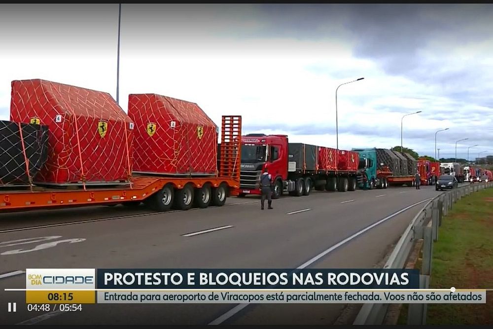 Comboio da Ferrari é destaque em acostamento por causa de congestionamento decorrente de bloqueio de caminhoneiros. Crédito: Reprodução EPTV