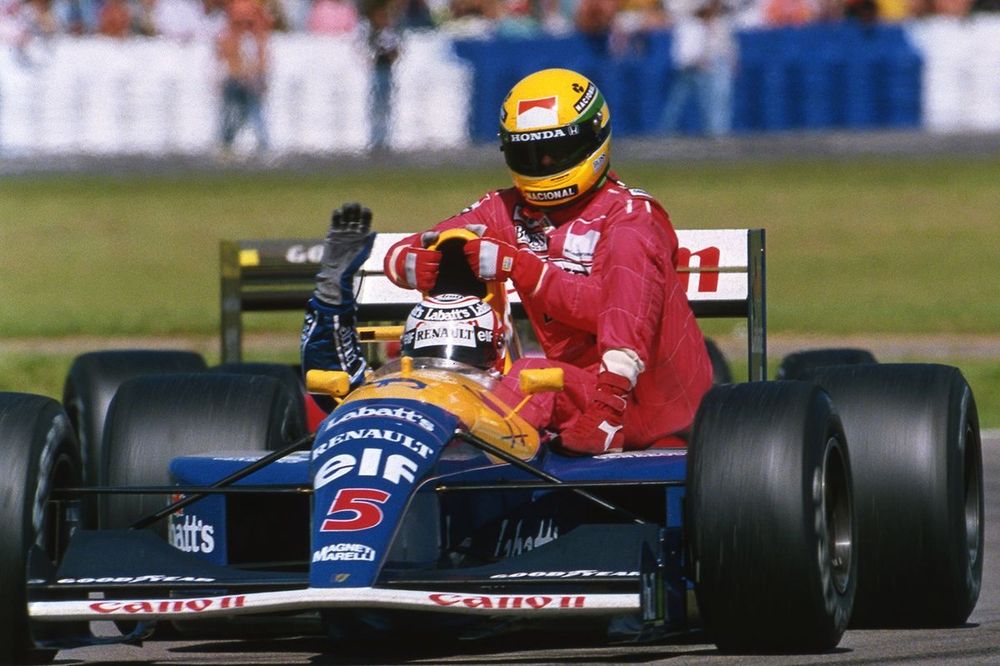 Ayrton Senna, McLaren receives a lift back to the pits from Nigel Mansell, Williams FW14 Renault