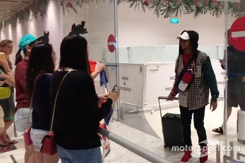 VIDEO: Así han recibido a Hamilton a su llegada a Singapur