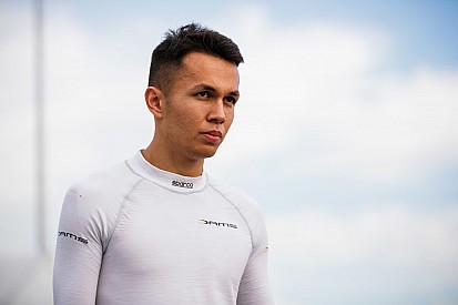 Albon suena con fuerza para el asiento de Hartley en Toro Rosso