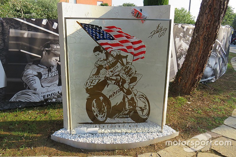 In beeld: Monument ter nagedachtenis aan Nicky Hayden onthuld