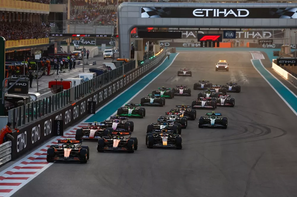 Lando Norris, McLaren MCL38, Oscar Piastri, McLaren MCL38, Max Verstappen, Red Bull Racing RB20, Carlos Sainz, Ferrari SF-24, Pierre Gasly, Alpine A524, de rest van het veld bij de start