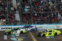 VIDEO: Almirola vence a Bowman en un salvaje final de la Xfinity Series en Phoenix