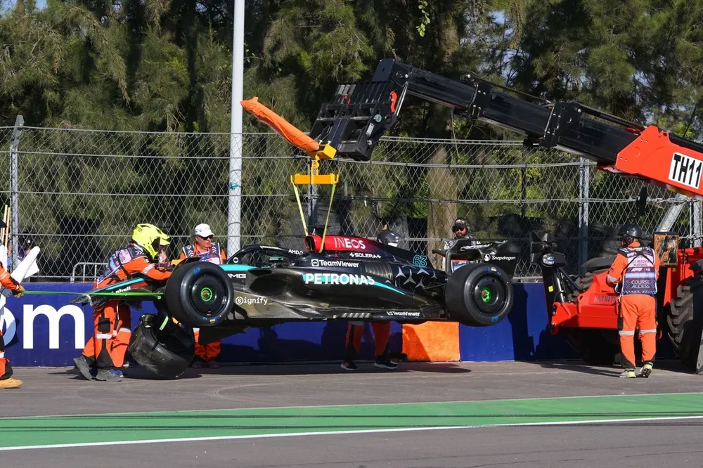 Les commissaires de piste d&eacute;gagent la voiture de George Russell, Mercedes F1 W15, du circuit apr&egrave;s une sortie de piste en EL2