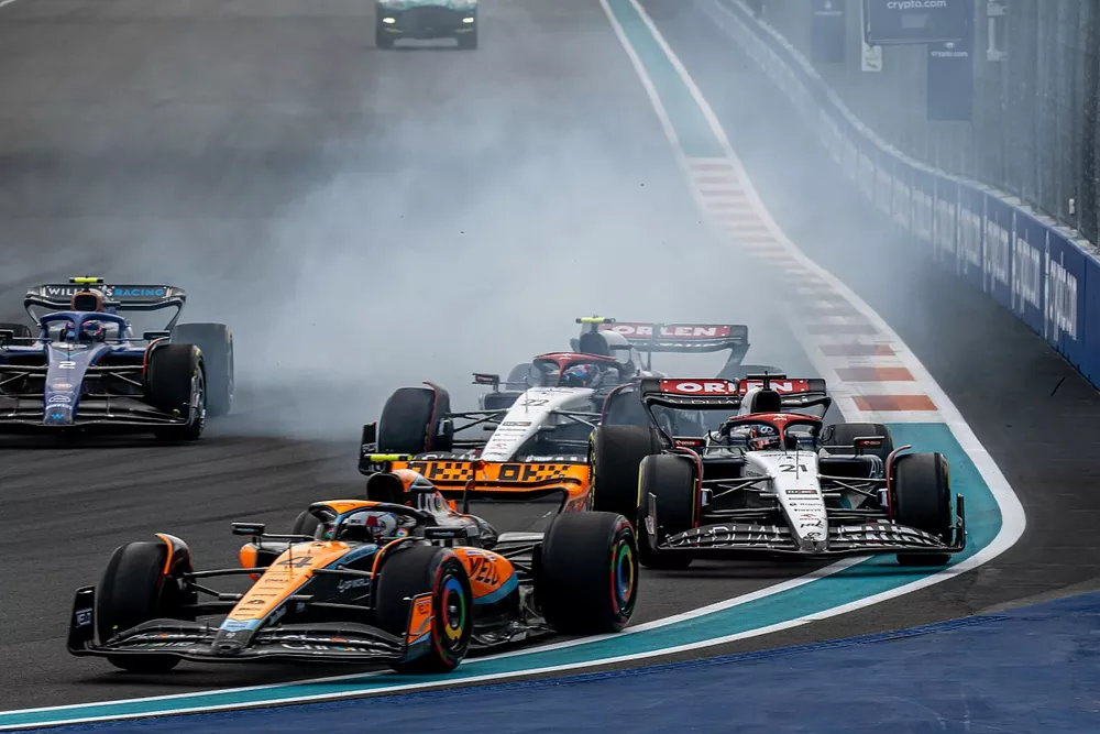 Nyck de Vries, AlphaTauri AT04, hits Lando Norris, McLaren MCL60, at the start of the race