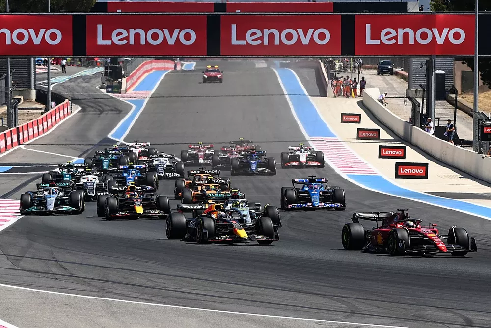 Charles Leclerc, Ferrari F1-75, Max Verstappen, Red Bull Racing RB18, Lewis Hamilton, Mercedes W13, Sergio Perez, Red Bull Racing RB18, George Russell, Mercedes W13, the rest of the field at the start