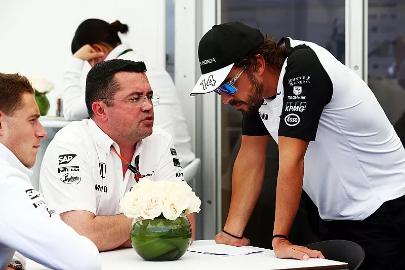 Eric Boullier, McLaren Racing Director con Fernando Alonso, McLaren