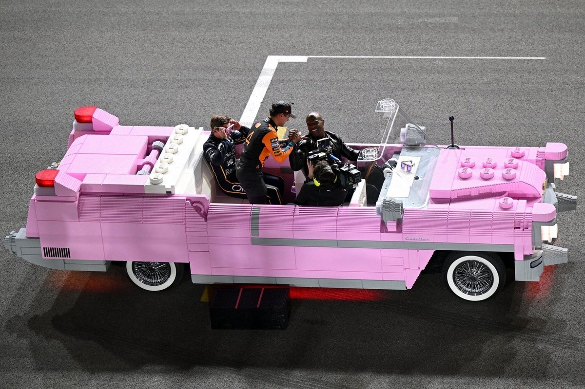 F1 | Max fa l'attore: "recita" con Terry Crews sulla Cadillac del 1950 tutta di LEGO