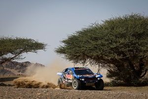 Sainz sobrevive a los pinchazos: "Al final, he tenido que pilotar como mi madre"