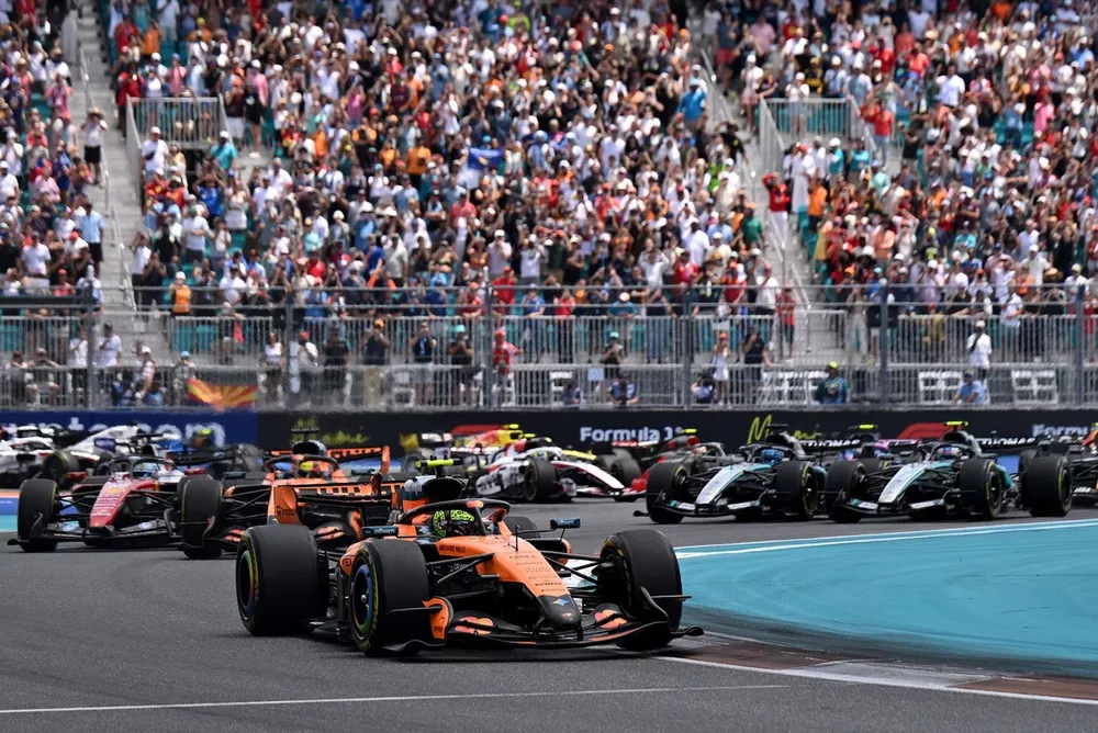 ランド・ノリスが王者の貫禄で完勝、ピアストリ2位でマクラーレン1-2