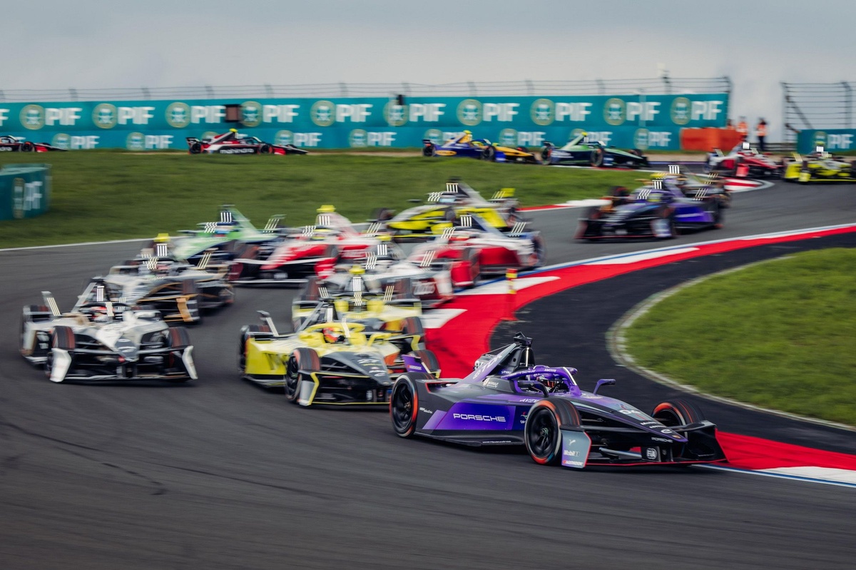 Nine drivers remain in title contention at Formula E's London finale